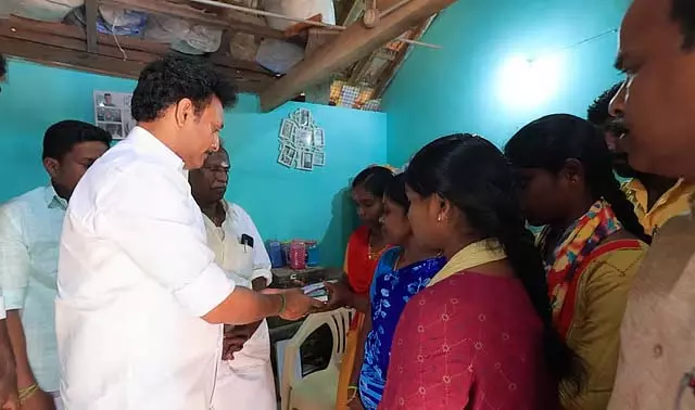 पिता की मृत्यु के दुःख के बावजूद परीक्षा देने वाली छात्रा: मंत्री ने उसे मुलाकात की पिता की मृत्यु के दुःख के बावजूद परीक्षा देने वाली छात्रा: मंत्री ने उसे मुलाकात की