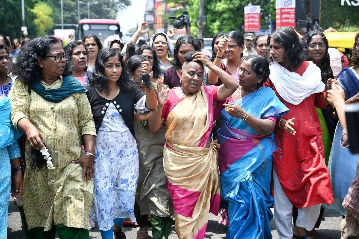 Asha कार्यकर्ताओं ने सरकार के खिलाफ ‘प्रतीकात्मक’ विरोध में बाल काटे Asha कार्यकर्ताओं ने सरकार के खिलाफ ‘प्रतीकात्मक’ विरोध में बाल काटे