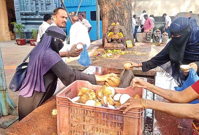 Kadapa : मुसलमानों ने भगवान वेंकटेश्वर की विशेष पूजा-अर्चना की Kadapa : मुसलमानों ने भगवान वेंकटेश्वर की विशेष पूजा-अर्चना की