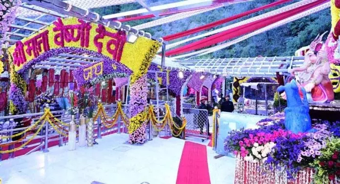 Jammu: चैत्र नवरात्रि शुरू होते ही माता वैष्णो देवी मंदिर में हजारों तीर्थयात्री उमड़ पड़े Jammu: चैत्र नवरात्रि शुरू होते ही माता वैष्णो देवी मंदिर में हजारों तीर्थयात्री उमड़ पड़े