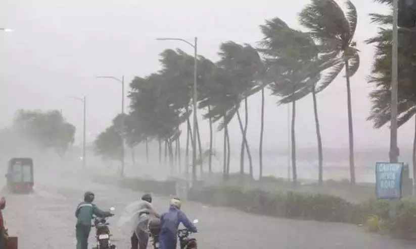 Kerala: बारिश से गर्मी से राहत मिली Kerala: बारिश से गर्मी से राहत मिली