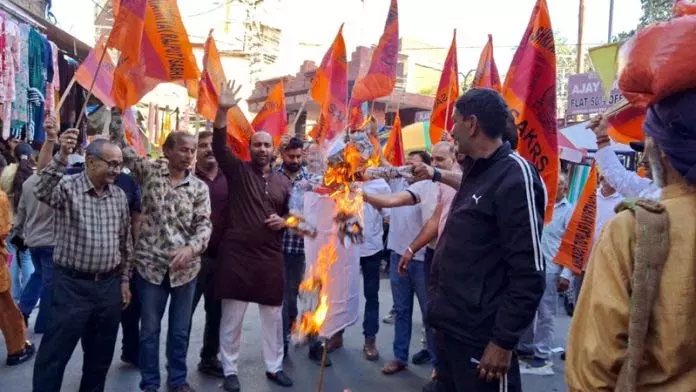 Jammu: राजपूत सभा कार्यकर्ताओं ने पाकिस्तान को मुंहतोड़ जवाब देने के लिए किया प्रदर्शन Jammu: राजपूत सभा कार्यकर्ताओं ने पाकिस्तान को मुंहतोड़ जवाब देने के लिए किया प्रदर्शन