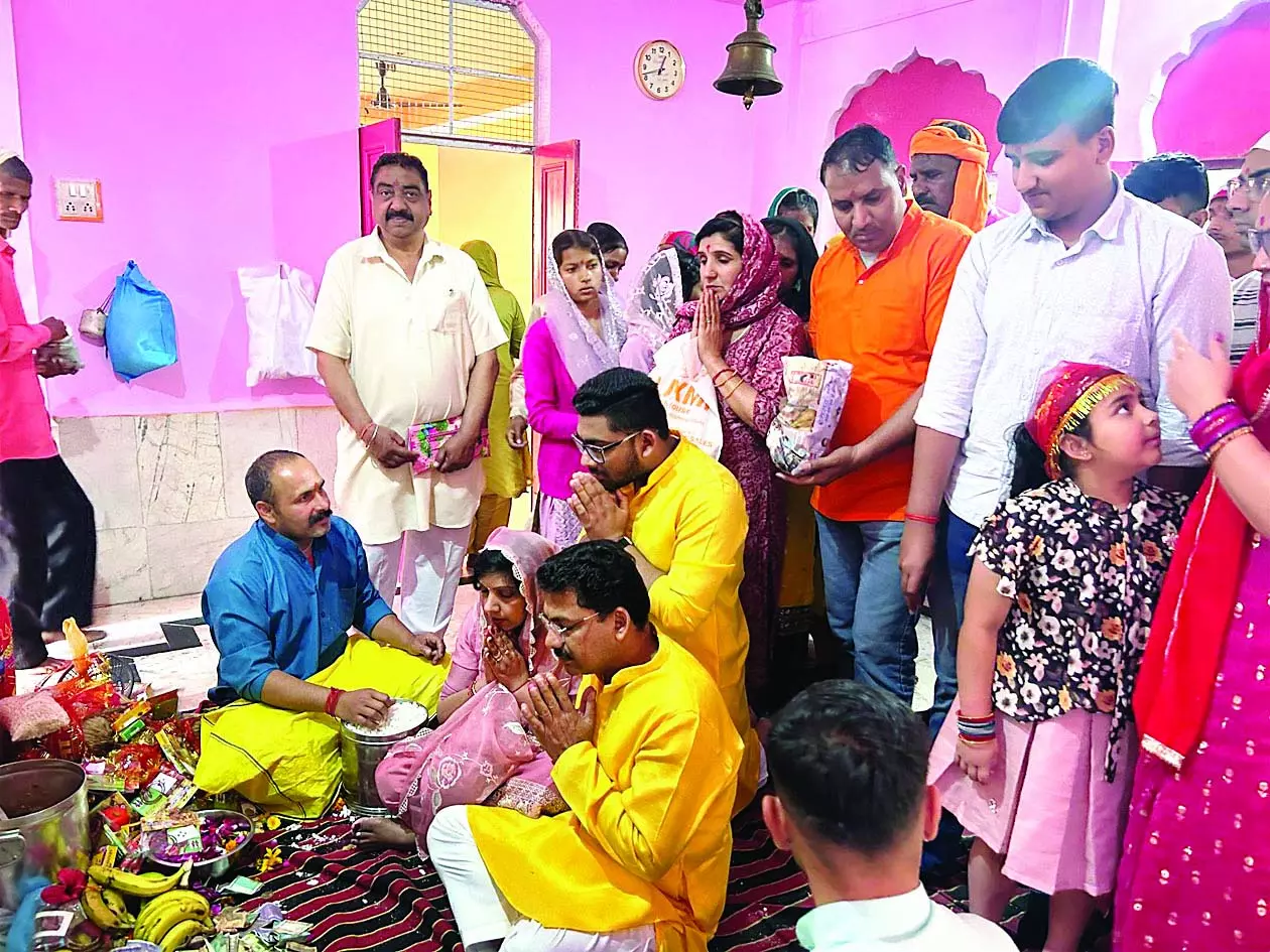 कटासन देवी मंदिर में उमड़ा भक्तों का सैलाब कटासन देवी मंदिर में उमड़ा भक्तों का सैलाब