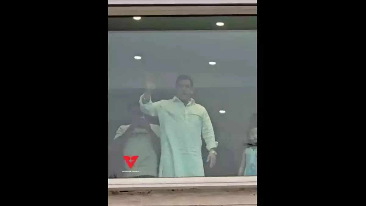 सलमान खान ईद के अवसर पर बालकनी से अपने फैंस का अभिवादन करते दिखे, VIDEO सलमान खान ईद के अवसर पर बालकनी से अपने फैंस का अभिवादन करते दिखे, VIDEO