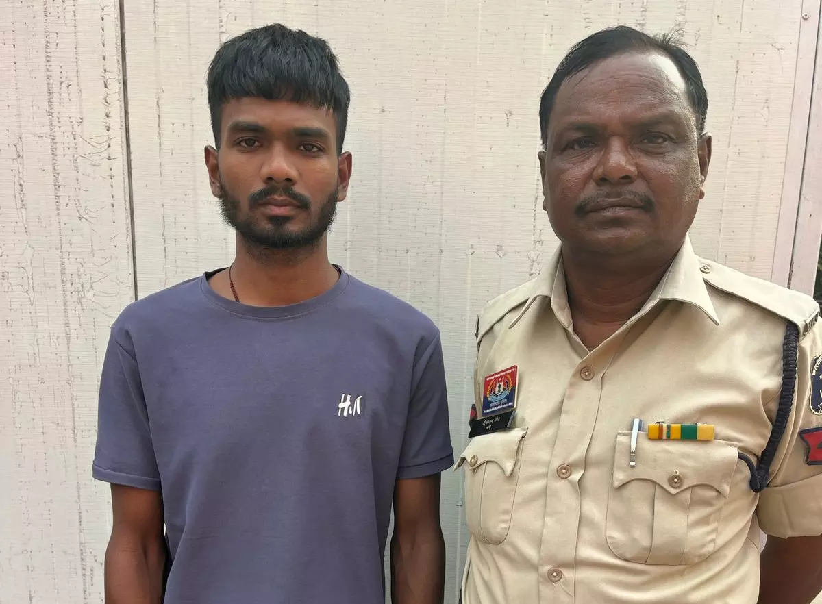 शराब तस्करी पर कार्रवाई, महुआ शराब के साथ आरोपी गिरफ्तार शराब तस्करी पर कार्रवाई, महुआ शराब के साथ आरोपी गिरफ्तार