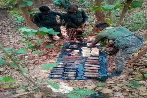 Chaibasa: सुरक्षा बलों ने नक्सली डंप किया ध्वस्त, विस्फोटक समेत अन्य सामान बरामद Chaibasa: सुरक्षा बलों ने नक्सली डंप किया ध्वस्त, विस्फोटक समेत अन्य सामान बरामद