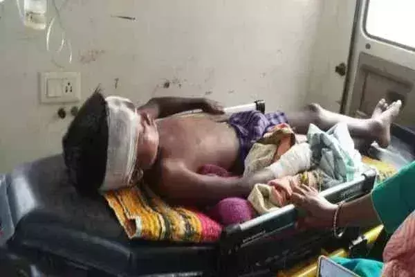 Chaibasa: पेड़ से गिरकर किशोर हुआ गंभीर रूप से घायल, अस्पताल में भर्ती Chaibasa: पेड़ से गिरकर किशोर हुआ गंभीर रूप से घायल, अस्पताल में भर्ती