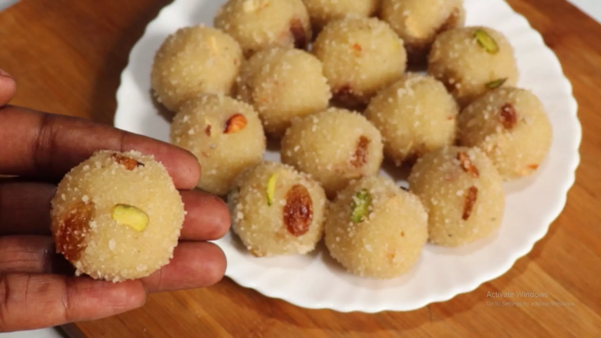 सूजी के दानेदार laddu बनाने का बेहद आसान तरीका सूजी के दानेदार laddu बनाने का बेहद आसान तरीका