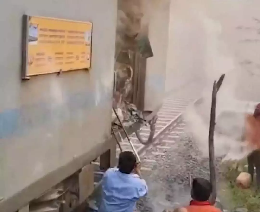 BIG BREAKING: बरौनी एक्सप्रेस के कोच में लगी भीषण आग, देखें VIDEO... BIG BREAKING: बरौनी एक्सप्रेस के कोच में लगी भीषण आग, देखें VIDEO...