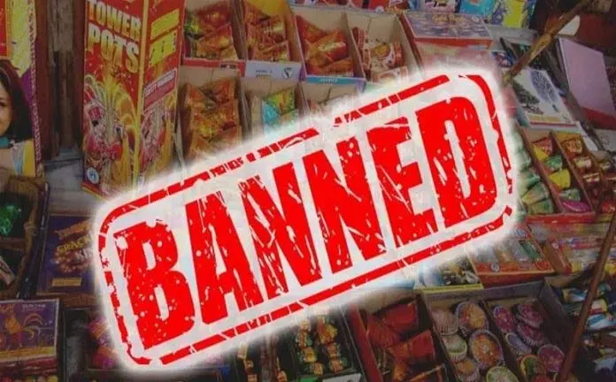 Jammu: पटाखों की बिक्री और उपयोग पर प्रतिबंध लगाया गया Jammu: पटाखों की बिक्री और उपयोग पर प्रतिबंध लगाया गया