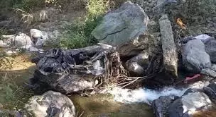 Tehri: अनियंत्रित होकर खाई में गिरी कार, तीन लोगों की मौत Tehri: अनियंत्रित होकर खाई में गिरी कार, तीन लोगों की मौत