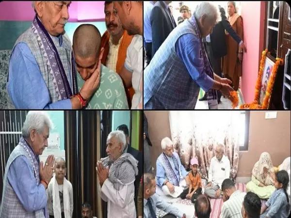 J-K उपराज्यपाल सिन्हा ने कठुआ में मुठभेड़ के दौरान शहीद हुए सुरक्षाकर्मियों के परिवारों से मुलाकात की J-K उपराज्यपाल सिन्हा ने कठुआ में मुठभेड़ के दौरान शहीद हुए सुरक्षाकर्मियों के परिवारों से मुलाकात की