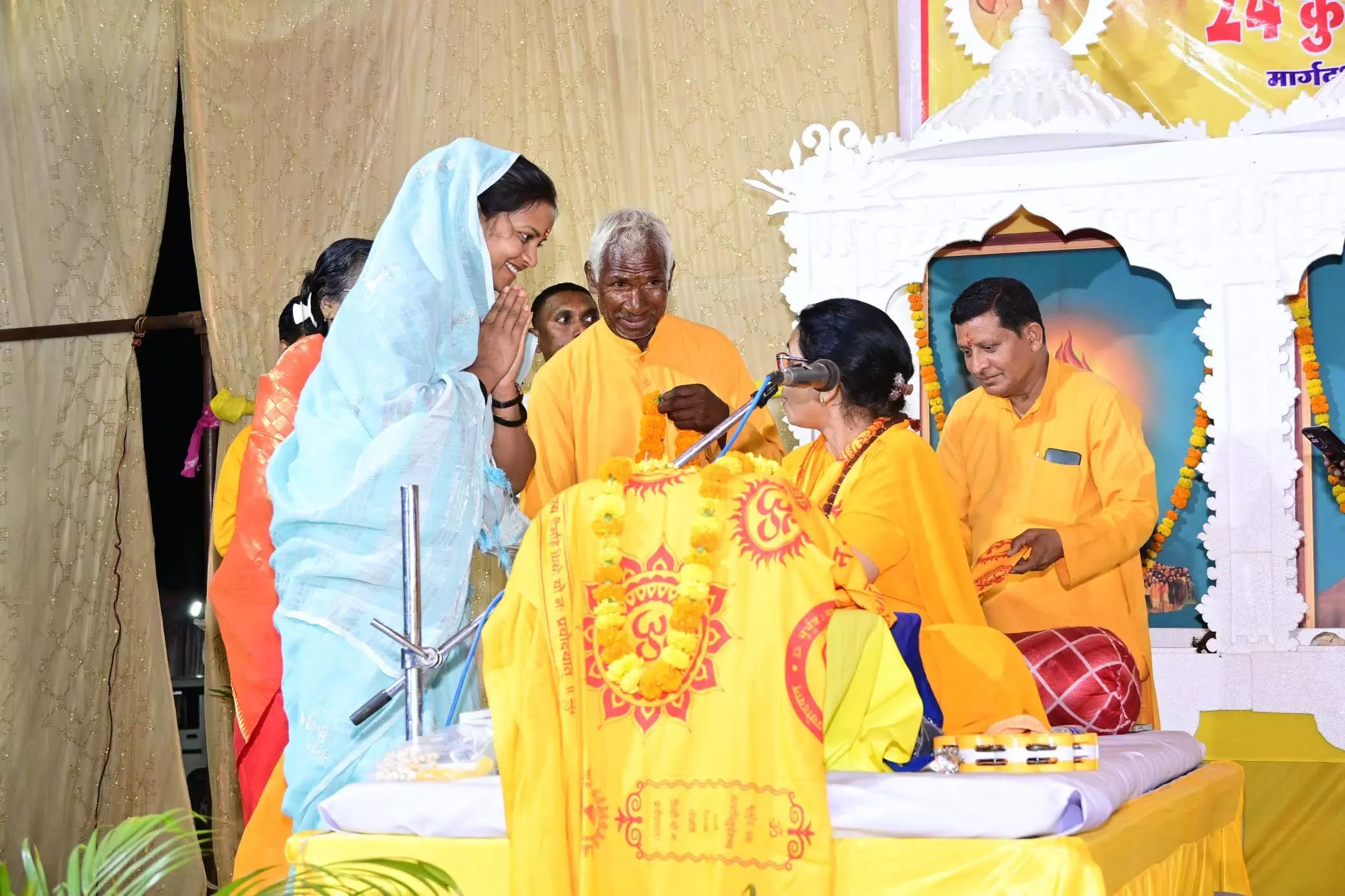 मंत्री लक्ष्मी रजवाड़े ने किया राष्ट्र जागरण शक्ति संवर्धन गायत्री महायज्ञ में हुई सम्मिलित मंत्री लक्ष्मी रजवाड़े ने किया राष्ट्र जागरण शक्ति संवर्धन गायत्री महायज्ञ में हुई सम्मिलित