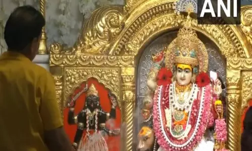 Delhi: नवरात्रि के दूसरे दिन झंडेवालान मंदिर में सुबह की आरती हुई Delhi: नवरात्रि के दूसरे दिन झंडेवालान मंदिर में सुबह की आरती हुई