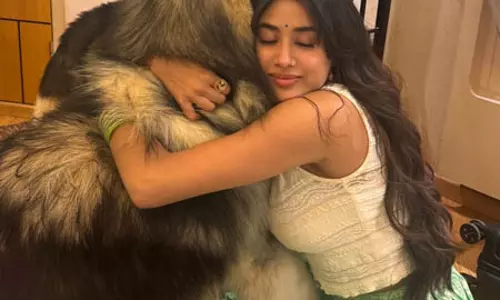 एक्ट्रेस जान्हवी का सेट पर एक खास मेहमान ने स्वागत किया एक्ट्रेस जान्हवी का सेट पर एक खास मेहमान ने स्वागत किया