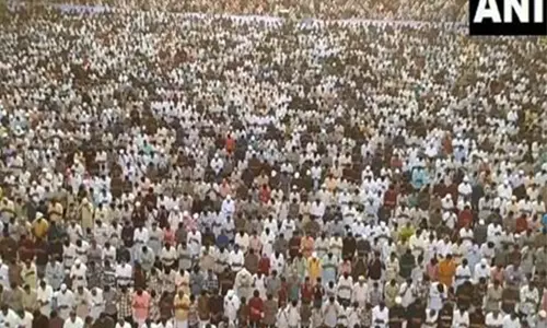 Coimbatore में ईद-उल-फितर का जश्न मनाया गया, लोग इस शुभ अवसर पर नमाज अदा करने के लिए एकत्र हुए