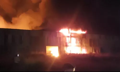 Firozabad: ग्लास गोदाम में अचानक भीषण आग लगी