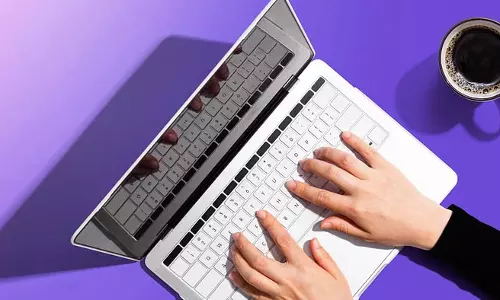 Tech Tips: चिलचिलाती गर्मी में भी ठंडे रहेंगे स्मार्टफोन और लैपटॉप, ओवरहीटिंग से बचाएंगे ये 4 आसान टिप्स Tech Tips: चिलचिलाती गर्मी में भी ठंडे रहेंगे स्मार्टफोन और लैपटॉप, ओवरहीटिंग से बचाएंगे ये 4 आसान टिप्स
