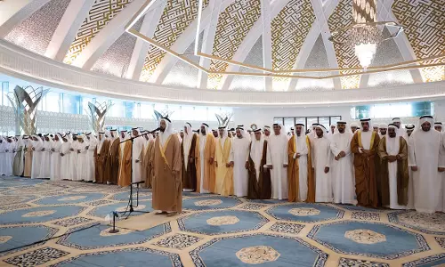 Hazza bin Zayed ने ईद-उल-फ़ित्र की नमाज़ अदा की, शुभचिंतकों का स्वागत किया