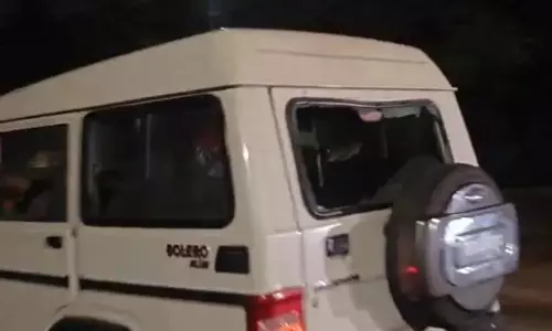Bhubaneswar: व्यक्ति ने भाई का हाथ काट दिया गिरफ्तारी के दौरान स्थानीय लोगों ने पुलिस पर हमला किया Bhubaneswar: व्यक्ति ने भाई का हाथ काट दिया गिरफ्तारी के दौरान स्थानीय लोगों ने पुलिस पर हमला किया