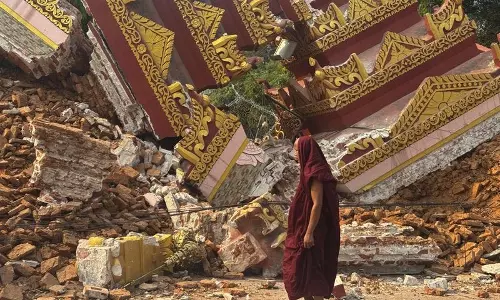 म्यांमार के शहरों में मौत की बदबू, हताशाजनक बचाव अभियान जारी म्यांमार के शहरों में मौत की बदबू, हताशाजनक बचाव अभियान जारी