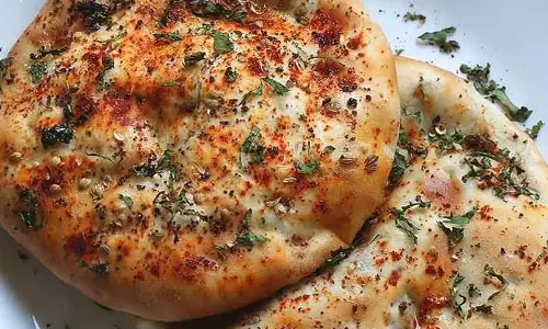 Amritsari Kulcha: छोले के साथ लें इस डिश का मजा