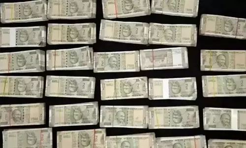Kerala: पुलिस ने ऑटो रिक्शा से जब्त किए 2.7 करोड़ रुपये अदालत को सौंपे Kerala: पुलिस ने ऑटो रिक्शा से जब्त किए 2.7 करोड़ रुपये अदालत को सौंपे
