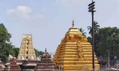 Srisailam में राजराजेश्वरी अलंकारम में सुशोभित देवी