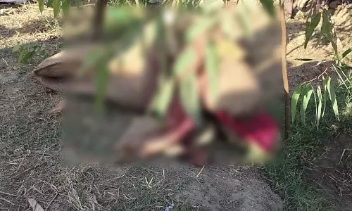Sitapur: सड़क किनारे बोरे में मिला महिला का शव Sitapur: सड़क किनारे बोरे में मिला महिला का शव