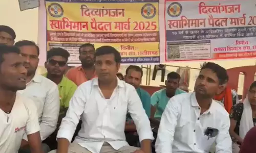 धरना दे रहे दिव्यांगजनों को पुलिस ने भेजा तूता, 5 हजार मासिक पेंशन की मांग