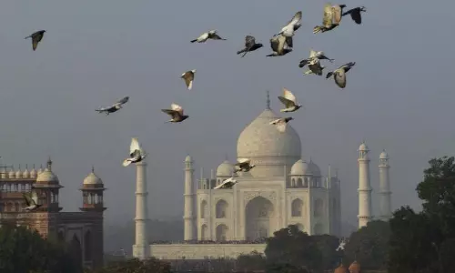 आक्रमणकारियों द्वारा निर्मित ऐतिहासिक स्मारकों के विरुद्ध केंद्रीय संस्कृति मंत्री की धमकी पर संपादकीय