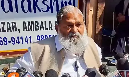 Haryana के मंत्री विज ने गानों में बंदूक संस्कृति की निंदा की, जिम्मेदार मनोरंजन का आह्वान किया Haryana के मंत्री विज ने गानों में बंदूक संस्कृति की निंदा की, जिम्मेदार मनोरंजन का आह्वान किया