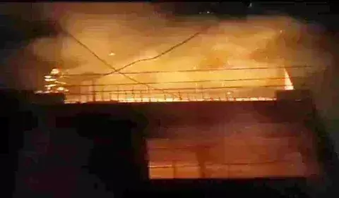 Indore: गिफ्ट और प्रिंटिंग शॉप में भीषण आग: लाखों की क्षति, दमकल की देरी पर नाराजगी