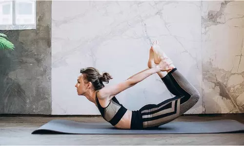 Yoga Tips: पेट की चर्बी कम करने के लिए रोजाना करें ये पांच योगासन