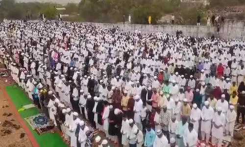 Khargone: ईदगाह में नमाज अदा कर बांटी ईद की खुशियां Khargone: ईदगाह में नमाज अदा कर बांटी ईद की खुशियां