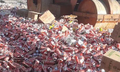 MP News: आबकारी विभाग के रोड रोलर ने 1.81 करोड़ रुपये की शराब को रौंदा MP News: आबकारी विभाग के रोड रोलर ने 1.81 करोड़ रुपये की शराब को रौंदा