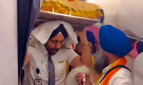 Guru Granth Sahib के स्वरूपों को बिजनेस क्लास में हांगकांग गुरुद्वारा पहुंचाया गया