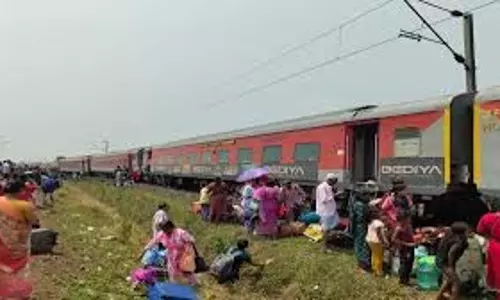 दक्षिण रेलवे ने कटक के पास ट्रेन पटरी से उतरने के बाद हेल्प डेस्क स्थापित किए