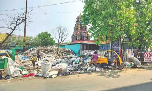 खाली जगह पर फैला कचरा Kattupakkam निवासियों को परेशान कर रहा