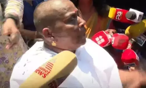 सचिवालय पर आशा कार्यकर्ताओं ने बाल काटकर जताया विरोध; हड़ताल का 50वां दिन सचिवालय पर आशा कार्यकर्ताओं ने बाल काटकर जताया विरोध; हड़ताल का 50वां दिन