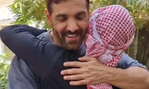 John Abraham ने ईद पर प्रशंसकों को गले लगकर दी बधाई John Abraham ने ईद पर प्रशंसकों को गले लगकर दी बधाई