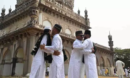 ईद-उल-फितर के जश्न के साथ Hyderabad में उत्सव का माहौल