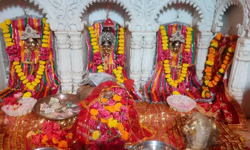 MP : बड़ी देवी में चढ़ाए गए 15 किलो चांदी और 5 तोला सोना