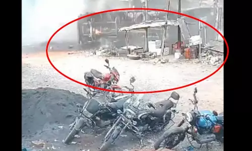 टैंकर भयानक एक्सीडेंट LIVE वीडियो, फ्लाईओवर से सर्विस रोड पर आ गिरा टैंकर भयानक एक्सीडेंट LIVE वीडियो, फ्लाईओवर से सर्विस रोड पर आ गिरा