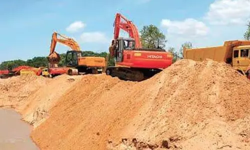 Jagatsinghpur में अवैध रेत खनन और जबरन वसूली बढ़ी Jagatsinghpur में अवैध रेत खनन और जबरन वसूली बढ़ी
