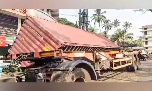 एक बड़ी आपदा टल गयी; कंटेनर लॉरी से गिर गया एक बड़ी आपदा टल गयी; कंटेनर लॉरी से गिर गया