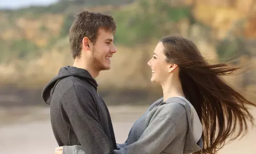 Relationship : 12 बातें जो पुरुष करते हैं, जो महिलाओं को बहुत पसंद आती हैं