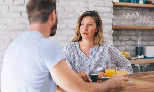 Relationship : हर किसी के साथ शेयर न करें अपने बीच की ये बातें