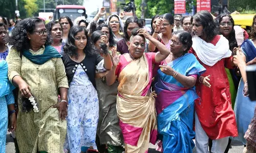 Asha कार्यकर्ताओं ने सरकार के खिलाफ ‘प्रतीकात्मक’ विरोध में बाल काटे