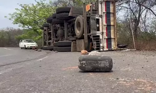 GOA: स्पीड ब्रेकर और स्ट्रीट लाइट की कमी के कारण सनवोर्डेम में ट्रक पलट गया
